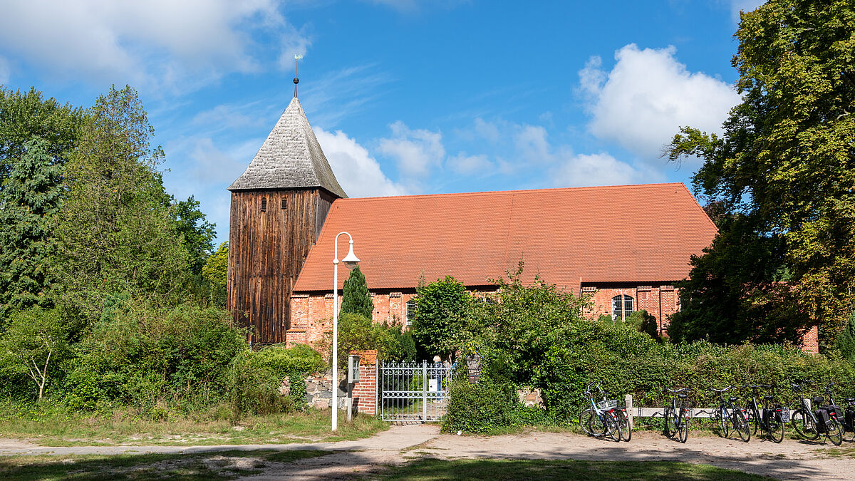 Die Seemannskirche Prerow ist eine der ältesten Kirchen auf dem Darß. Am Wochenende wird ihr zu Ehren ein großes Fest gefeiert, das jährlich sowohl Touristen als auch Einheimische anzieht. 