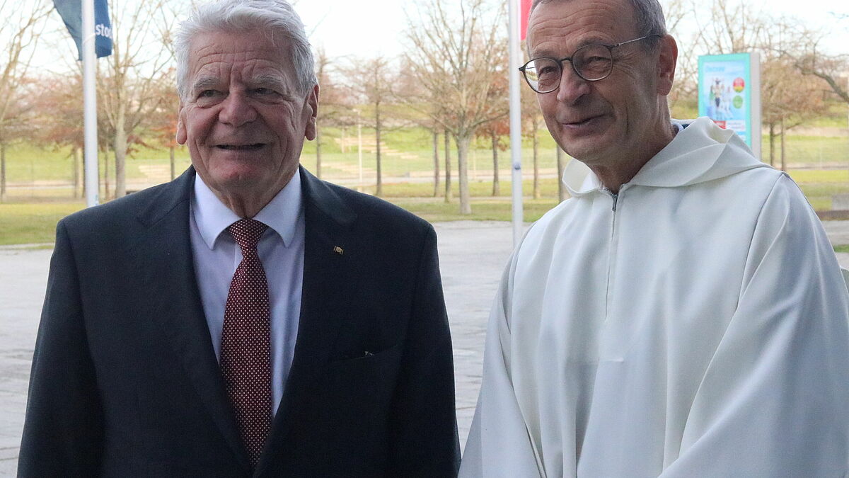 Altbundespräsident Joachim Gauck trifft sich mit Bruder Alois der Taizé-Gemeinschaft. 