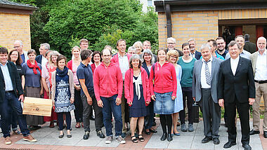 Gruppenbild, draußen, rund 30 Menschen