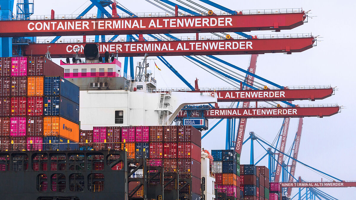 Viele Besatzungsmitglieder auf Containerschiffen dürfen aufgrund strenger Corona-Bestimmungen häufig selbst im Hafen nicht von Bord. Die Seemannsmission im Hamburger Hafen bringt Einkäufe und Sim-Karten daher direkt zu den Schiffen.