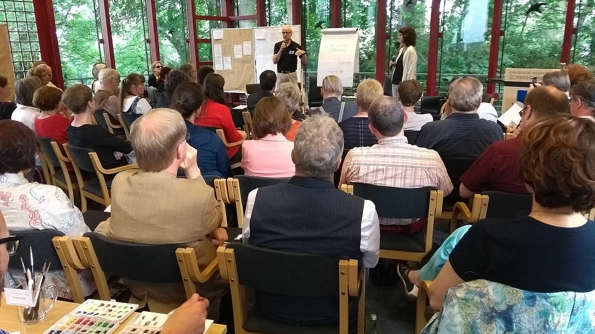 „Gemeinsam engagiert“: 80 Engagierte, Ehrenamtliche, Pastorinnen und Pastoren und Mitarbeitende auf der Tagung in Berlin.