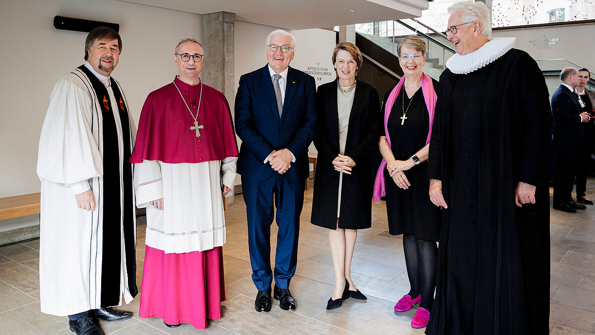 Bundespräsident Frank-Walter Steinmeier und seine Frau Elke Büdenbender bei den Feierlichkeiten am Tag der deutschen Einheit im Hamburger Michel. Rechts neben dem Paar: Landesbischöfin Kristina Kühnbaum-Schmidt und Hauptpastor Alexander Röder. Links neben dem Bundespräsidenten Erzbischof Dr. Stefan Heße und Pastor Uwe Onnen, Vorsitzender Arbeitsgemeinschaft  Christlicher Kirchen in Hamburg.