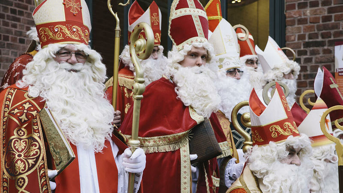 Die Teilnehmer des  Nikolausseminars der Katholischen Jugend in Koeln am 21.11.2015. Seit 2011 bildet der Katholische Jugendbund (BDKJ) in Koeln in eintaegigen Seminaren Nikolaus-Darsteller aus. Das Ziel ist es, die Teilnehmer fitzumachen, um den Nikolaus in Schulen, Kindergaerten, Fluechtlings- oder Altersheimen darzustellen. (Siehe epd-Meldung vom 21.11.2015)