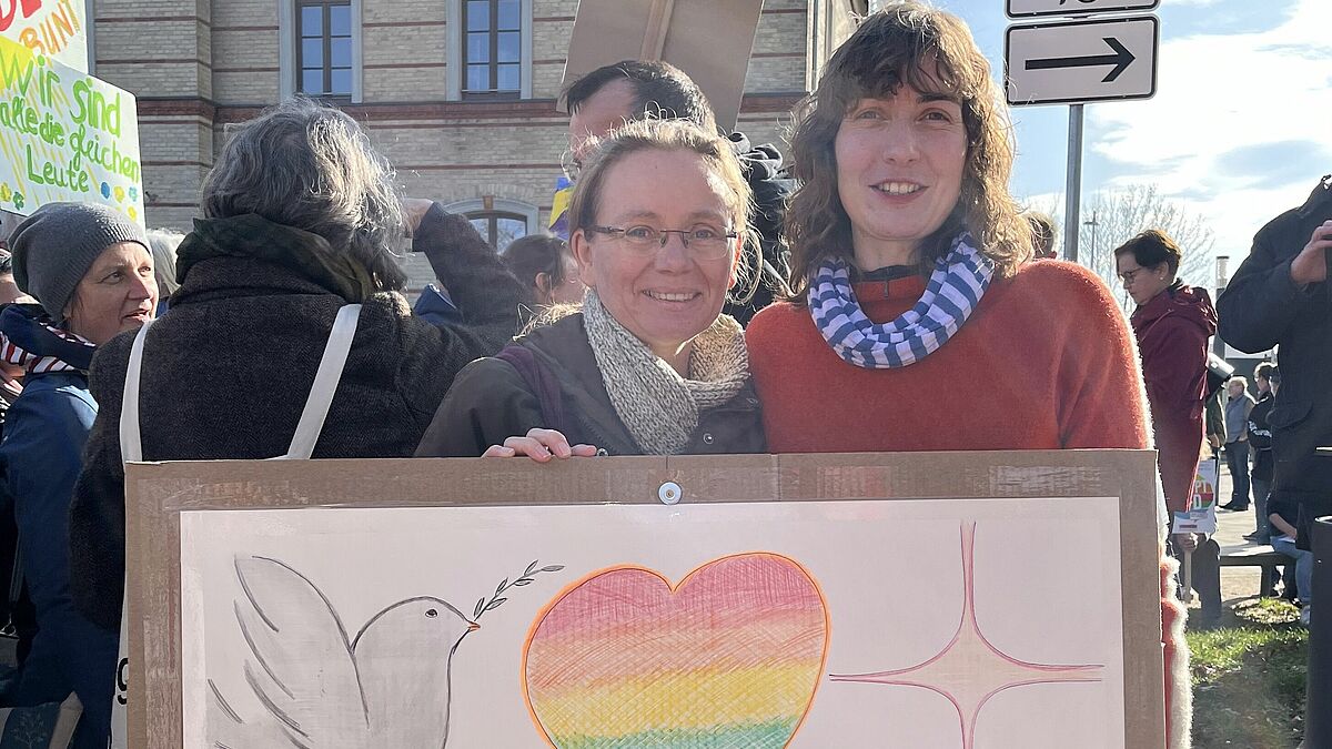 Die Pastorinnen Wilma Schlaberg aus Schönberg und Fabienne Fronek aus Grevensmühlen demonstrieren für Vielfalt. Das Plakat wurde von Bewohnern der Diakonie erstellt. Das Bild entstand auf einer Kundgebung Anfang März. 