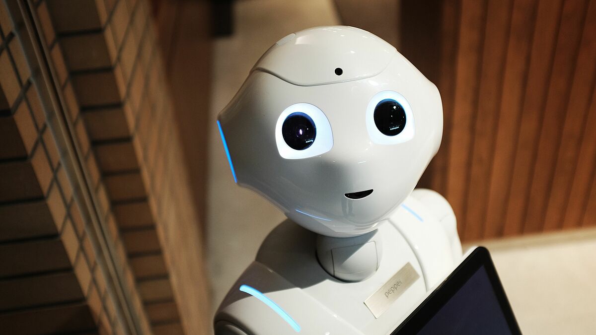 Ansprechpartner der Zukunft? Pepper ist ein Roboter, der auf menschliche Mimik und Gestik reagiert.